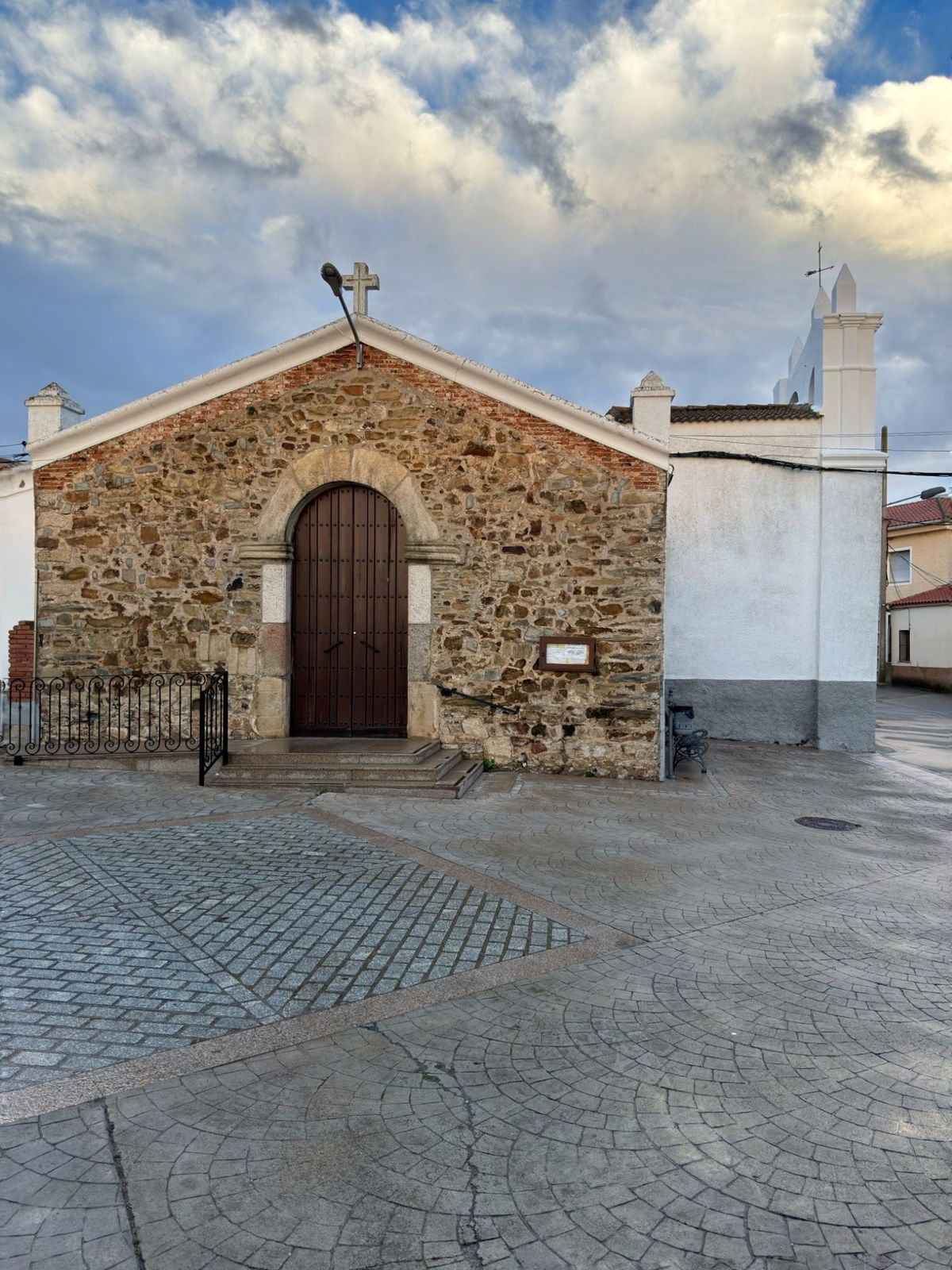 Virgen de las Tres Manos (Torrecillas de la Tiesa)